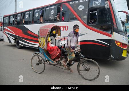 4 juin 2020 : les passagers portent un masque à cheval sur Rickshaw dans la rue de Sylhet, Bangladesh (crédit image : © MD Rafayat Haque Khan/ZUMA Wire) Banque D'Images