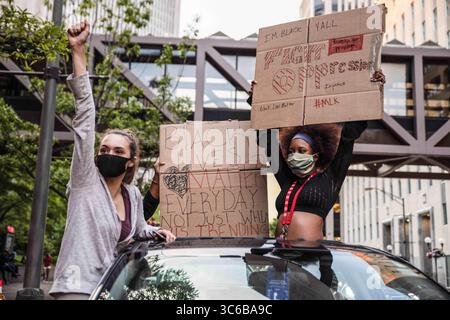 31 mai 2020, Columbus, États-Unis : les manifestants tiennent des pancartes devant la maison d'État pendant la manifestation. Les manifestants se sont rassemblés devant la maison d'État pour protester contre le meurtre de George Floyd sous garde à vue. (Crédit image : © Megan Jelinger/SOPA images via ZUMA Wire) Banque D'Images