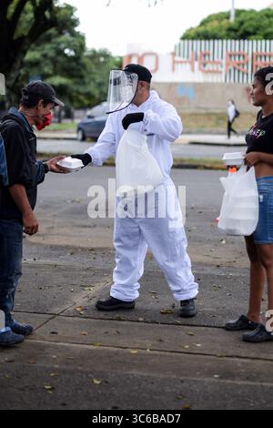 3 juin 2020, Cali, Valle del Cauca, Colombie : les membres de la fondation ''Pescador de Hombres'' apportent du bien aux Vénézuéliens bloqués dans un camp de fortune au milieu de la pandémie de COVID-19, attendant une opportunité de retourner dans leur pays, Cali, Colombie (crédit image : © Nano Calvo/VW pics via ZUMA Wire) Banque D'Images