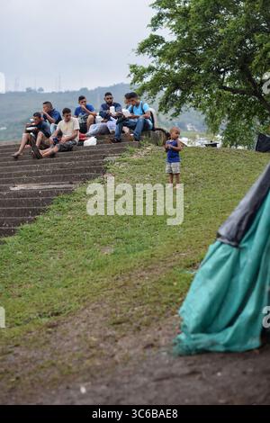 3 juin 2020, Cali, Valle del Cauca, Colombie : les membres de la fondation ''Pescador de Hombres'' apportent du bien aux Vénézuéliens bloqués dans un camp de fortune au milieu de la pandémie de COVID-19, attendant une opportunité de retourner dans leur pays, Cali, Colombie (crédit image : © Nano Calvo/VW pics via ZUMA Wire) Banque D'Images