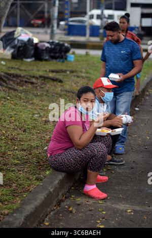 3 juin 2020, Cali, Valle del Cauca, Colombie : les membres de la fondation ''Pescador de Hombres'' apportent du bien aux Vénézuéliens bloqués dans un camp de fortune au milieu de la pandémie de COVID-19, attendant une opportunité de retourner dans leur pays, Cali, Colombie (crédit image : © Nano Calvo/VW pics via ZUMA Wire) Banque D'Images
