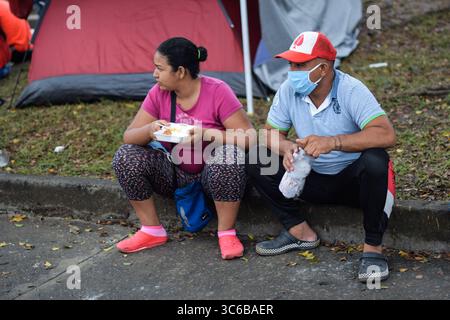 3 juin 2020, Cali, Valle del Cauca, Colombie : les membres de la fondation ''Pescador de Hombres'' apportent du bien aux Vénézuéliens bloqués dans un camp de fortune au milieu de la pandémie de COVID-19, attendant une opportunité de retourner dans leur pays, Cali, Colombie (crédit image : © Nano Calvo/VW pics via ZUMA Wire) Banque D'Images