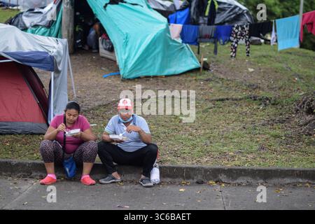 3 juin 2020, Cali, Valle del Cauca, Colombie : les membres de la fondation ''Pescador de Hombres'' apportent du bien aux Vénézuéliens bloqués dans un camp de fortune au milieu de la pandémie de COVID-19, attendant une opportunité de retourner dans leur pays, Cali, Colombie (crédit image : © Nano Calvo/VW pics via ZUMA Wire) Banque D'Images
