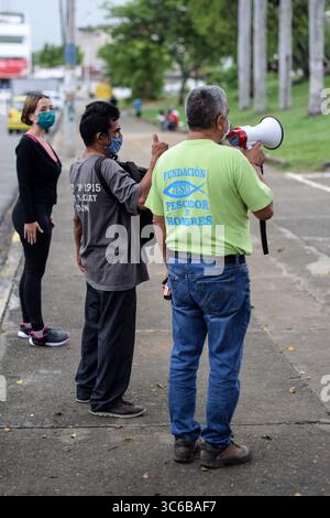 3 juin 2020, Cali, Valle del Cauca, Colombie : les membres de la fondation ''Pescador de Hombres'' apportent du bien aux Vénézuéliens bloqués dans un camp de fortune au milieu de la pandémie de COVID-19, attendant une opportunité de retourner dans leur pays, Cali, Colombie (crédit image : © Nano Calvo/VW pics via ZUMA Wire) Banque D'Images