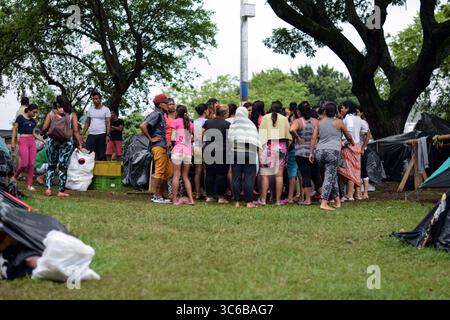3 juin 2020, Cali, Valle del Cauca, Colombie : un groupe de femmes vénézuéliennes bloquées se réunit pour distribuer des vêtements privés dans le camp de fortune créé au milieu de la pandémie de COVID-19, où elles attendent une opportunité de retourner dans leur pays, Cali, Colombie (crédit image : © Nano Calvo/VW pics via ZUMA Wire) Banque D'Images