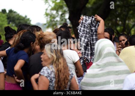 3 juin 2020, Cali, Valle del Cauca, Colombie : un groupe de femmes vénézuéliennes bloquées se réunit pour distribuer des vêtements privés dans le camp de fortune créé au milieu de la pandémie de COVID-19, où elles attendent une opportunité de retourner dans leur pays, Cali, Colombie (crédit image : © Nano Calvo/VW pics via ZUMA Wire) Banque D'Images