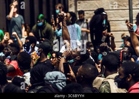 7 juin 2020, Barcelone, Catalogne, Espagne : les manifestants crient des slogans alors qu'ils protestent contre le racisme et la brutalité policière lors d'un hommage au citoyen afro-américain George Floyd qui a été tué alors qu'il était retenu par la police de Minneapolis. (Crédit image : © Matthias Oesterle/ZUMA Wire) Banque D'Images