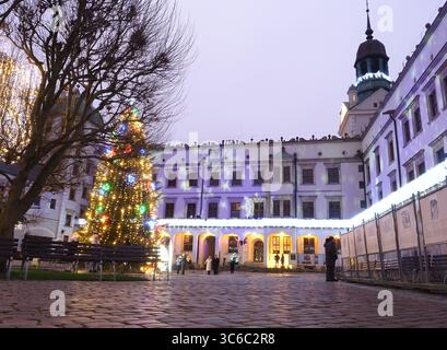Château du duc de Poméranie avec arbre de Noël et lumières de vacances, Szczecin, Pologne Banque D'Images