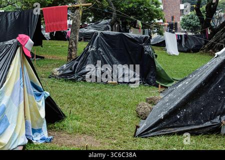 6 juin 2020, Cali, Colombie : des Vénézuéliens bloqués construisent un camp de fortune dans un parc couvert d’arbres au milieu de la pandémie de COVID-19, en attendant une occasion de retourner dans leur pays, Cali, Colombie (crédit image : © Nano Calvo/VW pics via ZUMA Wire) Banque D'Images