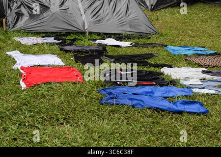 6 juin 2020, Cali, Colombie : des Vénézuéliens bloqués construisent un camp de fortune dans un parc couvert d’arbres au milieu de la pandémie de COVID-19, en attendant une occasion de retourner dans leur pays, Cali, Colombie (crédit image : © Nano Calvo/VW pics via ZUMA Wire) Banque D'Images