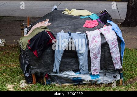 6 juin 2020, Cali, Colombie : des Vénézuéliens bloqués construisent un camp de fortune dans un parc couvert d’arbres au milieu de la pandémie de COVID-19, en attendant une occasion de retourner dans leur pays, Cali, Colombie (crédit image : © Nano Calvo/VW pics via ZUMA Wire) Banque D'Images