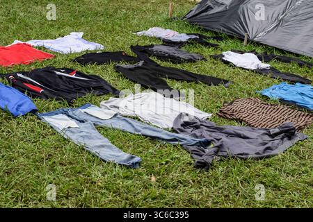 6 juin 2020, Cali, Colombie : des Vénézuéliens bloqués construisent un camp de fortune dans un parc couvert d’arbres au milieu de la pandémie de COVID-19, en attendant une occasion de retourner dans leur pays, Cali, Colombie (crédit image : © Nano Calvo/VW pics via ZUMA Wire) Banque D'Images