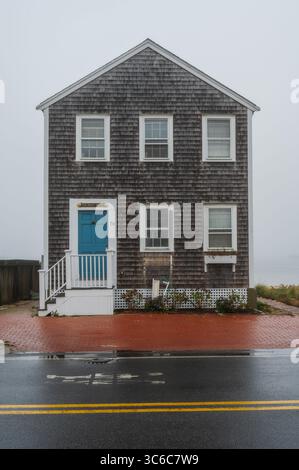 Nantucket Island, ma - 30 octobre 2023 : autrefois célèbre, mais maintenant démolie et déplacée vieille maison, style traditionnel Cape Cod avec des bardeaux muraux en bois Banque D'Images