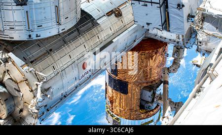 Le 1er juin 2020, Station spatiale internationale, ORBITE TERRESTRE : le navire de ravitaillement sans pilote japonais, le H-II Transfer Vehicle-9, est amarré au module Harmony de la Station spatiale internationale avec le module Kibo JAXA et le bras robotique canadien le 1er juin 2020 en orbite terrestre. (Crédit image : © NASA/Planet Pix via ZUMA Wire) Banque D'Images