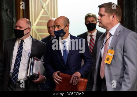 9 juin 2020, Washington, District de Columbia, États-Unis : le secrétaire au travail des États-Unis Eugene Scalia, au centre, arrive pour témoigner devant la Commission des finances du Sénat américain pour une audience sur â€œCOVID-19/chômage Insuranceâ€ au Capitole de Washington le mardi 9 juin 2020 (image crédit : © Caroline Brehman/CNP via ZUMA Wire) Banque D'Images