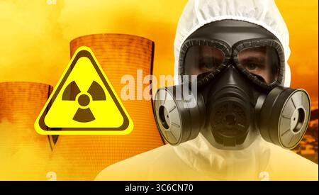 Danger radioactif, panneau d'avertissement. Homme en costume Hazmat et masque à gaz contre l'usine industrielle Banque D'Images