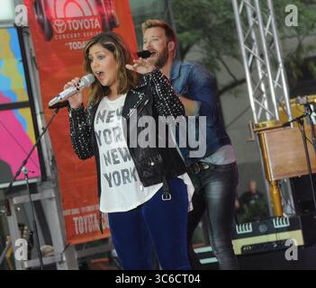 31 décembre 2008, Manhattan, New York, États-Unis d'Amérique : NEW YORK, NY - SEPTEMBRE 30 : Charles Kelley, Hilary Scott et Dave Haywood jouent sur Today de NBC au TODAY Show le 30 septembre 2014 à New York, New York. Lady A est un groupe de musique country américain formé à Nashville, Tennessee en 2006. Le groupe est composé de Hillary Scott, Charles Kelley et Dave Haywood..personnes : Hillary Scott, Charles Kelley, Dave Haywood (crédit image : © SMG via ZUMA Wire) Banque D'Images