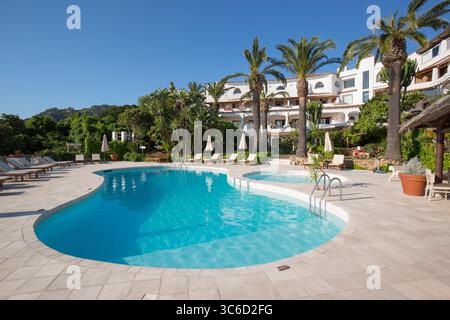 Porto Cervo, Costa Smeralda, Gallura, Sardaigne, Italie. Vue sur la piscine accueillante du bel hôtel Balocco. Banque D'Images