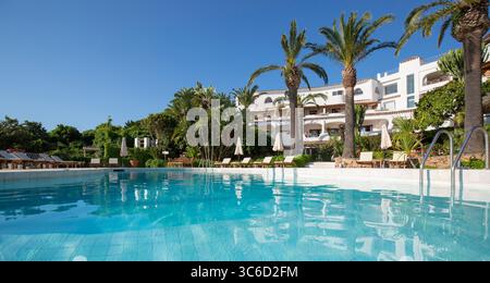 Porto Cervo, Costa Smeralda, Gallura, Sardaigne, Italie. Vue panoramique sur la piscine accueillante du bel hôtel Balocco. Banque D'Images