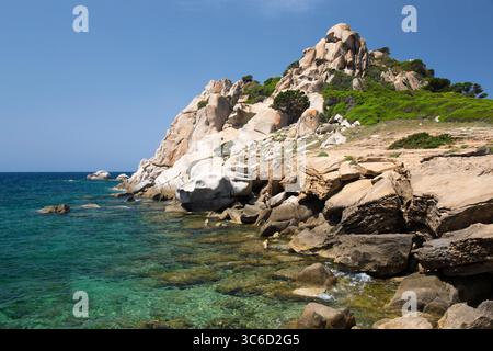 Santa Teresa di Gallura, Gallura, Sardaigne, Italie. Promontoire de granit isolé surplombant le détroit de Bonifacio à Capo Testa. Banque D'Images