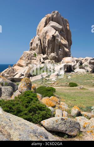 Santa Teresa di Gallura, Gallura, Sardaigne, Italie. Hautes falaises de granit surplombant le détroit de Bonifacio à Capo Testa. Banque D'Images