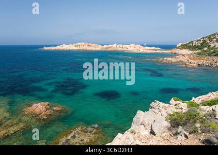 Caprera, Parc National de l'archipel de la Maddalena, Gallura, Sardaigne, Italie. Vue sur l'eau turquoise calme jusqu'au promontoire rocheux de Punta Crucitta. Banque D'Images