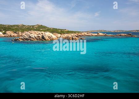 Budelli, Parc National de l'archipel de la Maddalena, Gallura, Sardaigne, Italie. Vue sur l'eau turquoise claire de la Spiaggia Rosa. Banque D'Images