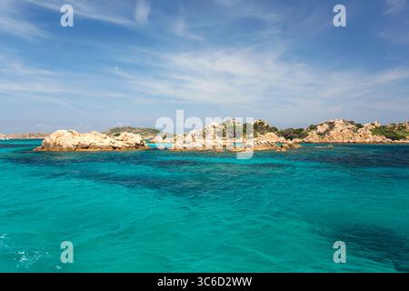 Santa Maria, Parc National de l'archipel de la Maddalena, Gallura, Sardaigne, Italie. Promontoire rocheux à l'extrémité sud de Cala Santa Maria. Banque D'Images