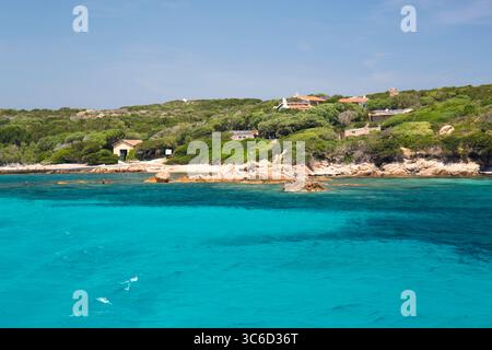 Santa Maria, Parc National de l'archipel de la Maddalena, Gallura, Sardaigne, Italie. Vue sur les eaux turquoises limpides de Cala Santa Maria. Banque D'Images