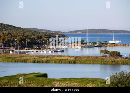 Palau, Gallura, Sardaigne, Italie. Vue sur une crique tranquille du golfe d'Arzachena près de Capo d'Orso, le soir, Caprera visible en arrière-plan. Banque D'Images