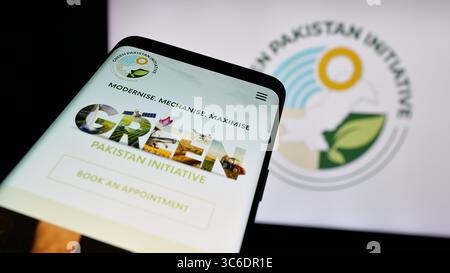 Stuttgart, Allemagne - 06-20-2025 : téléphone portable avec le site Web du projet agricole Green Pakistan Initiative sur l'écran devant le logo. Banque D'Images