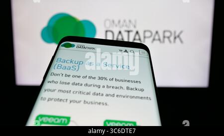 Stuttgart, Allemagne - 06-20-2025 : téléphone portable avec le site Web de la société de technologie de l'information Oman Data Park sur l'écran devant le logo Banque D'Images