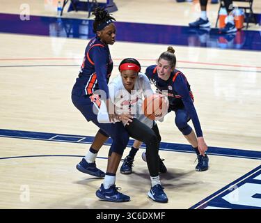 07 janvier 2021 : Donnetta Johnson, la garde d'Ole' Miss, se bat avec la défense d'Auburn pour un ballon lâche lors du match de basket féminin de la NCAA entre les Auburn Tigers et les Ole' Miss Rebels au Pavillion d'Oxford, Mississippi. (Photo par : Kevin Langley/CSM)(image de crédit : &copy ; Kevin Langley/CSM via ZUMA Wire) Banque D'Images