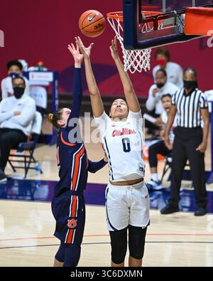 07 janvier 2021 : L'attaquante Miss d'Ole, Shakira Austin (0), et l'attaquante d'Auburn, Romi Levy (11), se battent pour un ballon lâche lors du match de basket féminin de la NCAA entre les Tigers d'Auburn et les Rebels d'Ole' Miss au Pavillion d'Oxford, Mississippi. (Photo par : Kevin Langley/CSM)(image de crédit : &copy ; Kevin Langley/CSM via ZUMA Wire) Banque D'Images