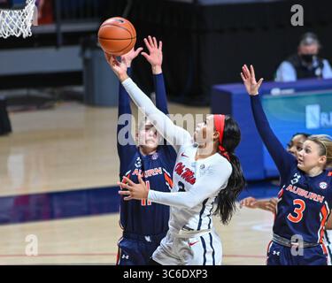 07 janvier 2021 : Donnetta Johnson (3), la garde d'Ole' Miss, passe à travers la défense d'Auburn et se dirige vers le panier pendant le match de basket féminin de la NCAA entre les Auburn Tigers et les Ole' Miss Rebels au Pavillion à Oxford, Mississippi. (Photo par : Kevin Langley/CSM)(image de crédit : &copy ; Kevin Langley/CSM via ZUMA Wire) Banque D'Images