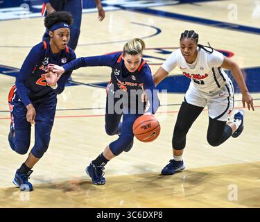 07 janvier 2021 : Donnetta Johnson (3), Miss garde d'Ole, se bat avec Taylor Smith (21), pour un ballon lâche lors du match de basket féminin de la NCAA entre les Tigers d'Auburn et les Rebels d'Ole' Miss au Pavillion d'Oxford, Mississippi. (Photo par : Kevin Langley/CSM)(image de crédit : &copy ; Kevin Langley/CSM via ZUMA Wire) Banque D'Images