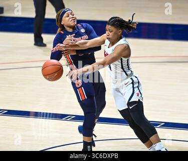 07 janvier 2021 : Valerie Nesbit (4), Miss garde d'Ole, vole le ballon à Morgan Robinson-Nwagwu (30), lors du match de basket féminin de la NCAA entre les Tigers d'Auburn et les Rebels d'Ole' Miss au Pavillion d'Oxford, Mississippi. (Photo par : Kevin Langley/CSM)(image de crédit : &copy ; Kevin Langley/CSM via ZUMA Wire) Banque D'Images