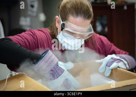 Le 31 décembre 2020 - Fort Campbell, Kentucky, États-Unis - dans une opération soigneusement synchronisée, Jennifer Clark, superviseure de l'approvisionnement en pharmacie, fait une course contre la montre pour transférer aujourd'hui la première expédition du vaccin contre la COVID-19 des hôpitaux communautaires de l'armée de Blanchfield du conteneur au congélateur. L’hôpital a commencé à vacciner les travailleurs de la santé et les premiers intervenants en quelques heures, marquant le début de son programme de vaccination progressive pour atténuer la propagation du virus. En vertu des directives du CDC et du Département de la Défense, les personnels de santé militaires et civils et le personnel de soutien de Blanchfield ont directement participé Banque D'Images