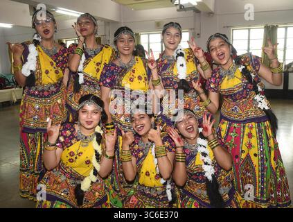Patna, Inde. 31 juillet 2025. PATNA, INDE - JUILLET 31 : des étudiants posent pour une photo de groupe lors de Shravani Mahotsav au Patna Women's College le 31 juillet 2025 à Patna, en Inde. (Photo de Santosh Kumar/Hindustan Times/Sipa USA) crédit : Sipa USA/Alamy Live News Banque D'Images