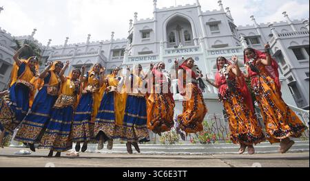 Patna, Inde. 31 juillet 2025. PATNA, INDE - JUILLET 31 : des étudiants posent pour une photo de groupe lors de Shravani Mahotsav au Patna Women's College le 31 juillet 2025 à Patna, en Inde. (Photo de Santosh Kumar/Hindustan Times/Sipa USA) crédit : Sipa USA/Alamy Live News Banque D'Images