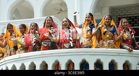 Patna, Inde. 31 juillet 2025. PATNA, INDE - JUILLET 31 : des étudiants posent pour une photo de groupe lors de Shravani Mahotsav au Patna Women's College le 31 juillet 2025 à Patna, en Inde. (Photo de Santosh Kumar/Hindustan Times/Sipa USA) crédit : Sipa USA/Alamy Live News Banque D'Images
