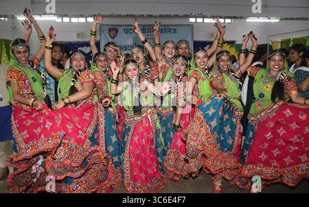 Patna, Inde. 31 juillet 2025. PATNA, INDE - JUILLET 31 : les élèves exécutent une danse de groupe pendant Shravani Mahotsav au Patna Women's College le 31 juillet 2025 à Patna, en Inde. (Photo de Santosh Kumar/Hindustan Times/Sipa USA) crédit : Sipa USA/Alamy Live News Banque D'Images