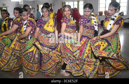 Patna, Inde. 31 juillet 2025. PATNA, INDE - JUILLET 31 : des étudiants posent pour une photo de groupe lors de Shravani Mahotsav au Patna Women's College le 31 juillet 2025 à Patna, en Inde. (Photo de Santosh Kumar/Hindustan Times/Sipa USA) crédit : Sipa USA/Alamy Live News Banque D'Images