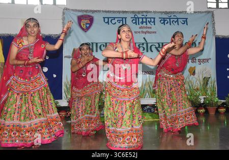 Patna, Inde. 31 juillet 2025. PATNA, INDE - JUILLET 31 : les élèves exécutent une danse de groupe pendant Shravani Mahotsav au Patna Women's College le 31 juillet 2025 à Patna, en Inde. (Photo de Santosh Kumar/Hindustan Times/Sipa USA) crédit : Sipa USA/Alamy Live News Banque D'Images