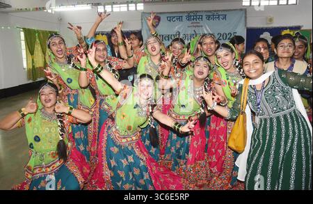 Patna, Inde. 31 juillet 2025. PATNA, INDE - JUILLET 31 : les élèves exécutent une danse de groupe pendant Shravani Mahotsav au Patna Women's College le 31 juillet 2025 à Patna, en Inde. (Photo de Santosh Kumar/Hindustan Times/Sipa USA) crédit : Sipa USA/Alamy Live News Banque D'Images