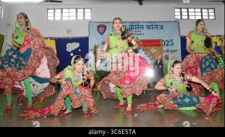 Patna, Inde. 31 juillet 2025. PATNA, INDE - JUILLET 31 : les élèves exécutent une danse de groupe pendant Shravani Mahotsav au Patna Women's College le 31 juillet 2025 à Patna, en Inde. (Photo de Santosh Kumar/Hindustan Times/Sipa USA) crédit : Sipa USA/Alamy Live News Banque D'Images