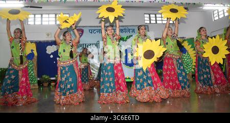Patna, Inde. 31 juillet 2025. PATNA, INDE - JUILLET 31 : les élèves exécutent une danse de groupe pendant Shravani Mahotsav au Patna Women's College le 31 juillet 2025 à Patna, en Inde. (Photo de Santosh Kumar/Hindustan Times/Sipa USA) crédit : Sipa USA/Alamy Live News Banque D'Images
