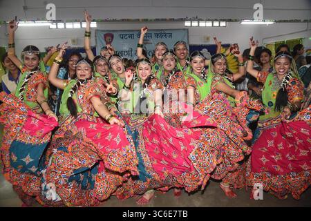Patna, Inde. 31 juillet 2025. PATNA, INDE - JUILLET 31 : les élèves exécutent une danse de groupe pendant Shravani Mahotsav au Patna Women's College le 31 juillet 2025 à Patna, en Inde. (Photo de Santosh Kumar/Hindustan Times/Sipa USA) crédit : Sipa USA/Alamy Live News Banque D'Images
