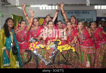 Patna, Inde. 31 juillet 2025. PATNA, INDE - JUILLET 31 : les élèves exécutent une danse de groupe pendant Shravani Mahotsav au Patna Women's College le 31 juillet 2025 à Patna, en Inde. (Photo de Santosh Kumar/Hindustan Times/Sipa USA) crédit : Sipa USA/Alamy Live News Banque D'Images