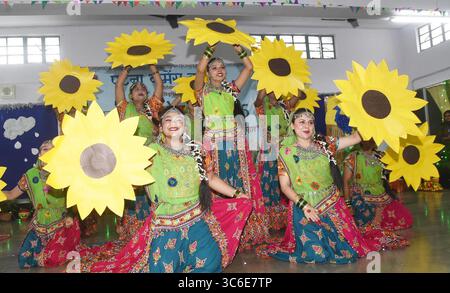 Patna, Inde. 31 juillet 2025. PATNA, INDE - JUILLET 31 : les élèves exécutent une danse de groupe pendant Shravani Mahotsav au Patna Women's College le 31 juillet 2025 à Patna, en Inde. (Photo de Santosh Kumar/Hindustan Times/Sipa USA) crédit : Sipa USA/Alamy Live News Banque D'Images